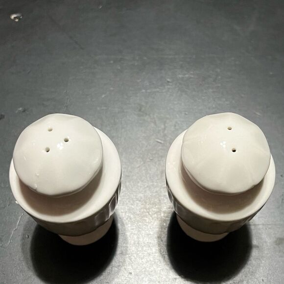 Oleg‎ Cassini salt & pepper shakers - Picture 2 of 3